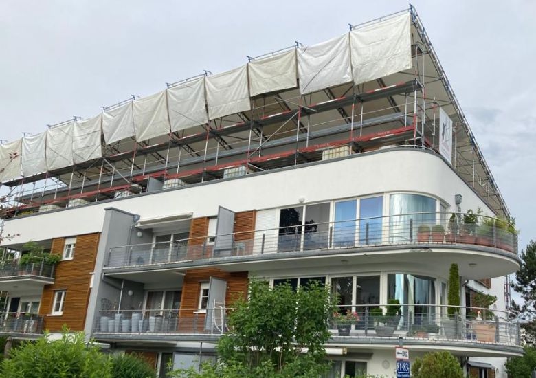 Wetterschutzdach: Sicheres Arbeiten am Bauobjekt, ohne Beeinträchtigung durch Wind und Wetter.