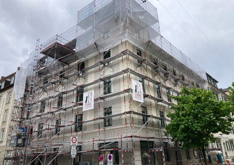 Schutzgerüste: Zuverlässiger und sicherer Schutz vor Absturz von Personen, Maschinen, Geräten oder Baumaterial.