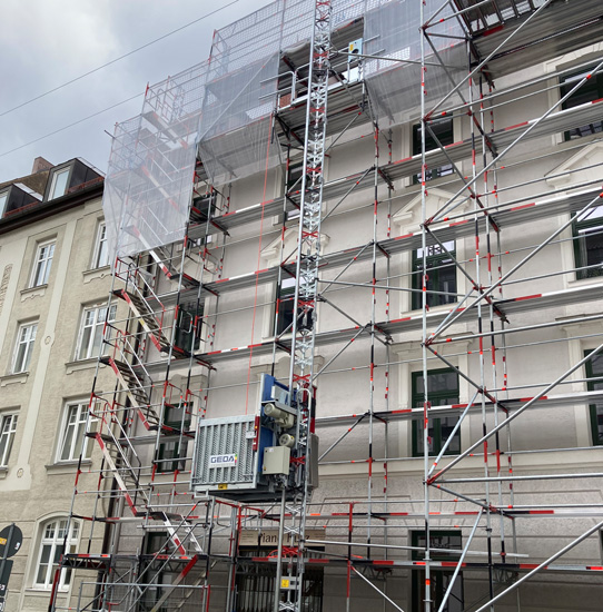 Aufzüge: Im Hochbau unverzichtbar: Transportiere Baustoffe, Bauteile und Maschinen sicher und schnell nach oben.